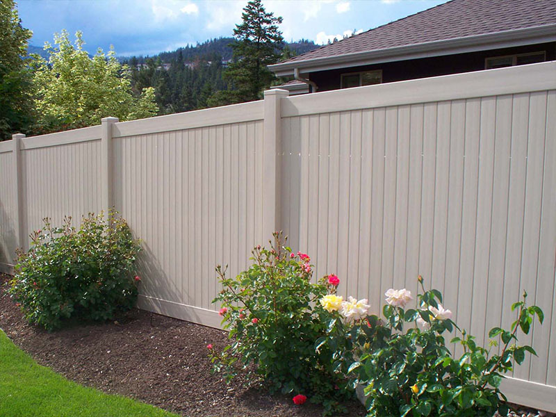 Kelowna British Columbia residential fencing contractor